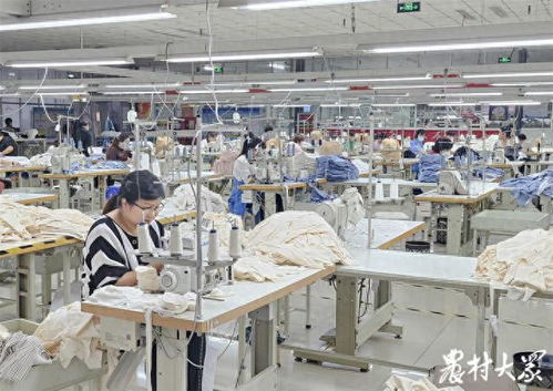 弹性上班，村庄共创 200余位妈妈携手合建服装厂开启服饰零售新篇章